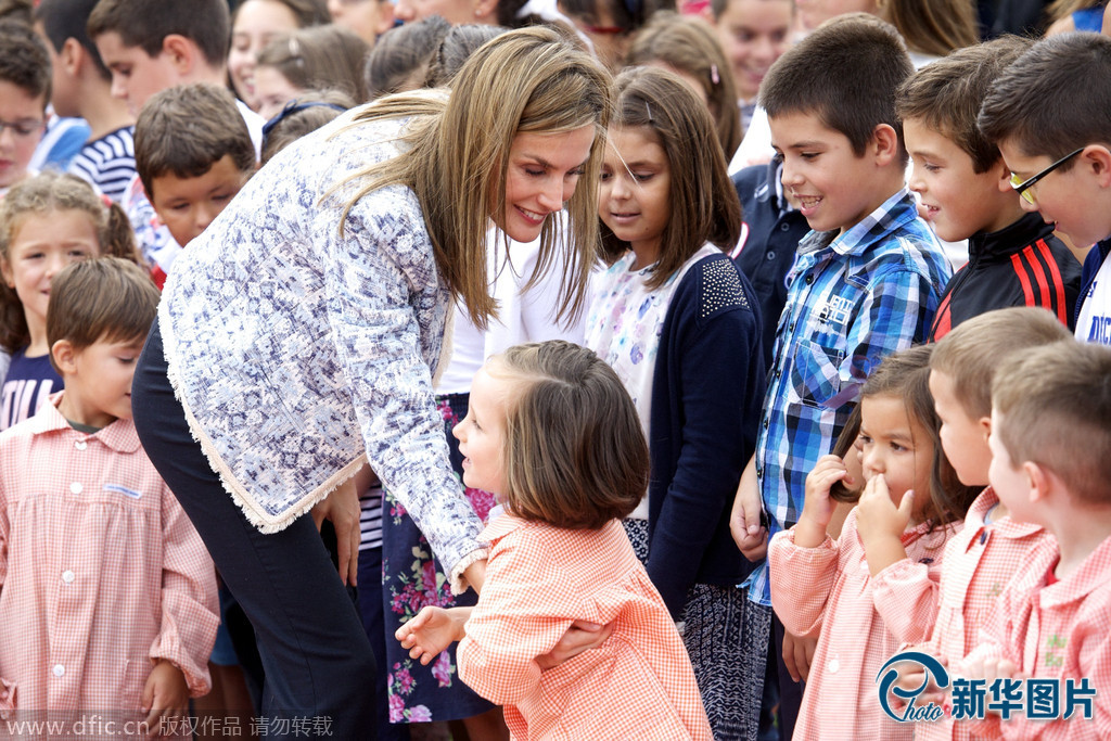 西班牙国王王后与孩子们一同庆祝开学(组图)_