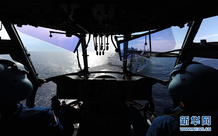 我海军救护直升机首次在地中海进行跨昼夜飞行训练